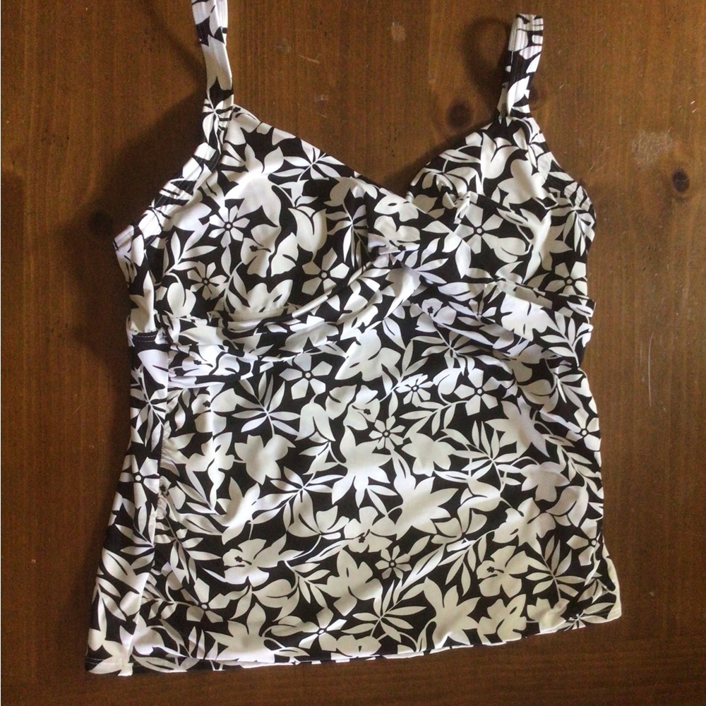 Lands' End women's V-neck tankini size 16. Underwire, B & W floral print